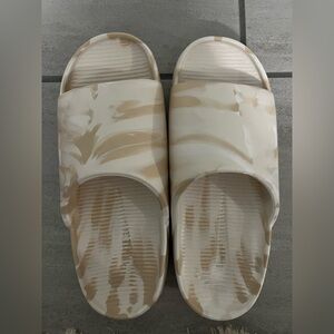 Nike Calm Cream and Tan Sandals Women’s size 8 Men’s Size 7